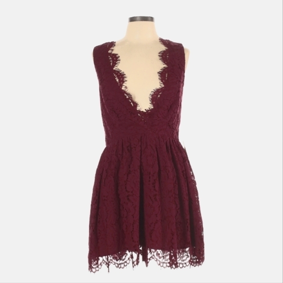 Tobi Cabernet Lace Deep V Dress Size Large - Picture 1 of 2